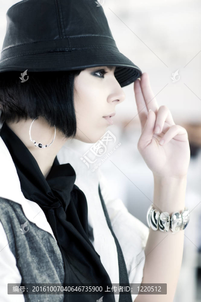 戴帽子的年輕女人