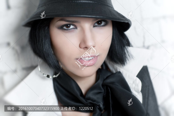 戴帽子的年輕女人