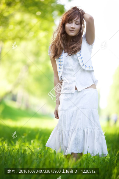 年輕婦女走