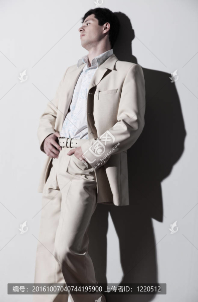 穿著白色西裝的年輕英俊的男子