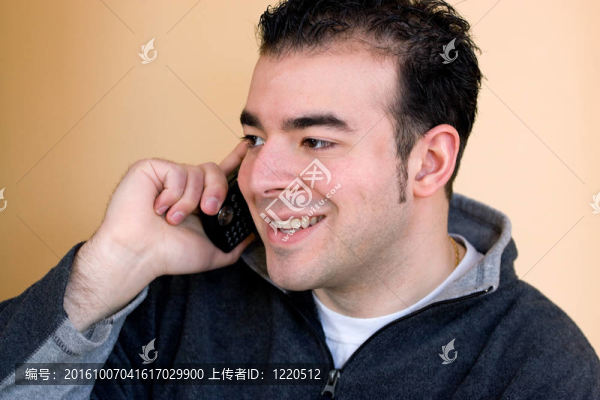 在電話里的男人