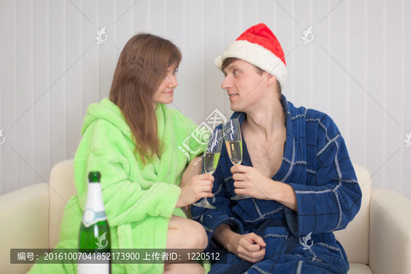 情侶們在梳妝臺上坐在沙發(fā)上喝汽酒