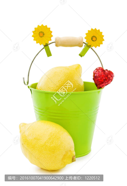 綠色桶中的新鮮檸檬