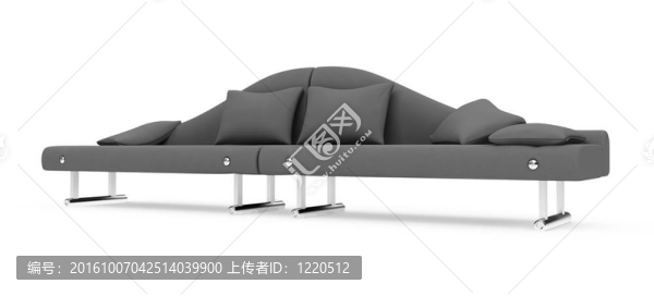 在白色沙發(fā)