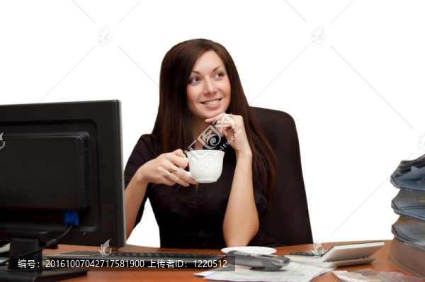 在扶手椅上喝著咖啡杯的女孩