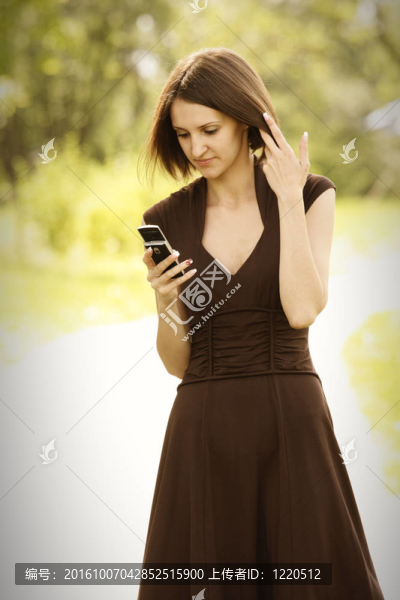 穿棕色衣服的女人