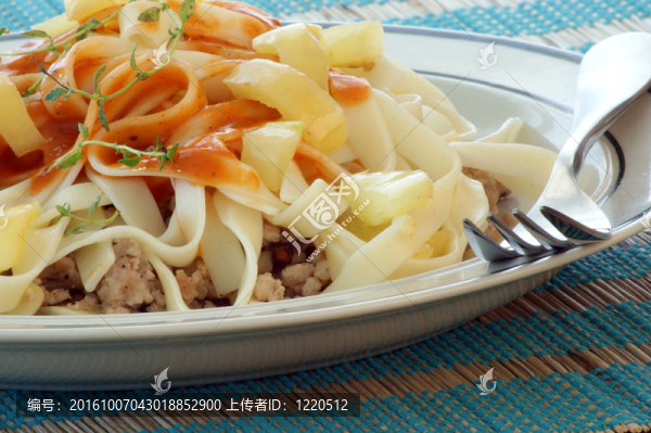 黃色的辣椒和肉末通心粉