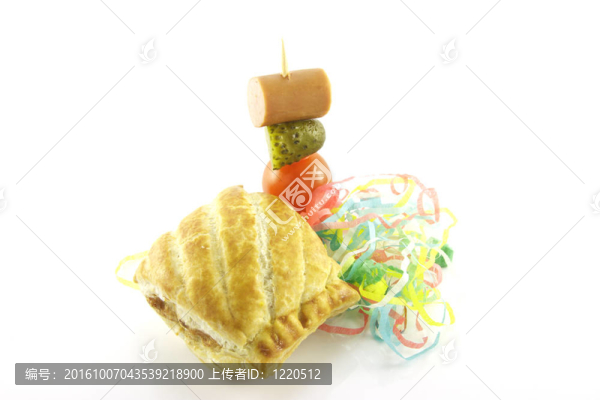 雞尾酒棒和彩帶香腸卷