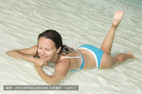 游泳池里的女人