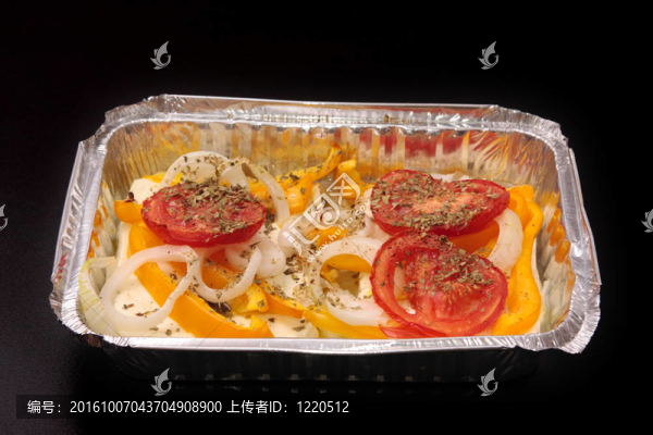 從烤箱中取出羊