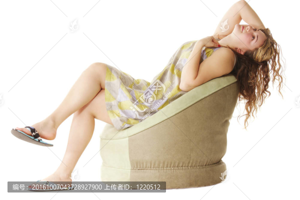 坐在椅子上的女人抬頭