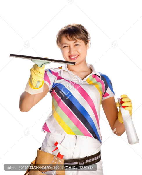 年輕的女人在洗窗戶