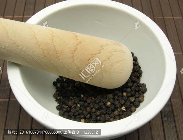 研磨黑胡椒在一碗瓷器