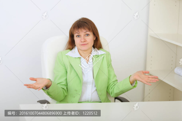 驚訝的商人聳了聳肩