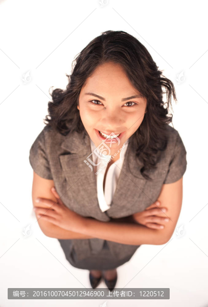 微笑的女商人抱著雙臂高角