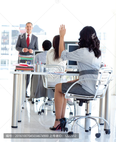 busineswoman問問題在會辦公室