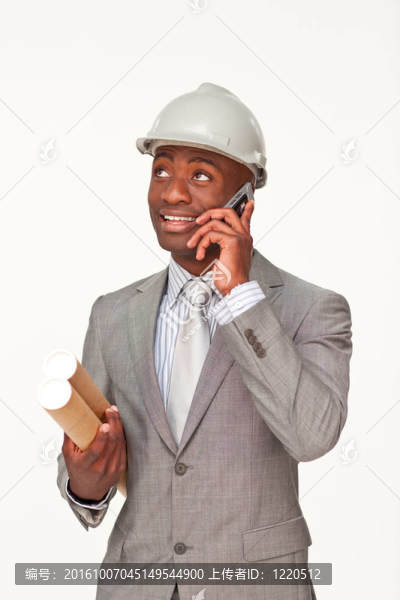 微笑的非洲裔美國建筑師對手機來說
