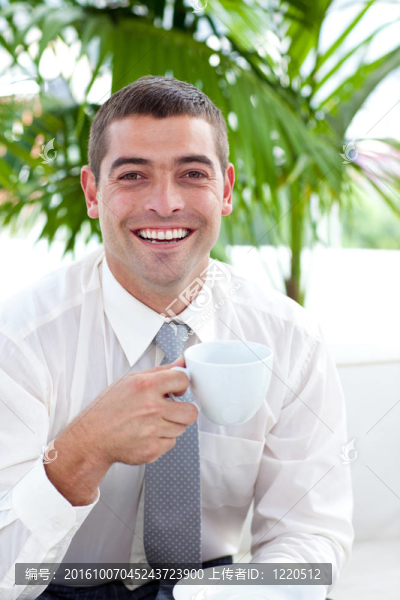 商人在工作場所喝一杯茶