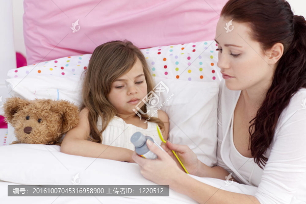 和她媽媽在床上以咳嗽糖漿的小女孩