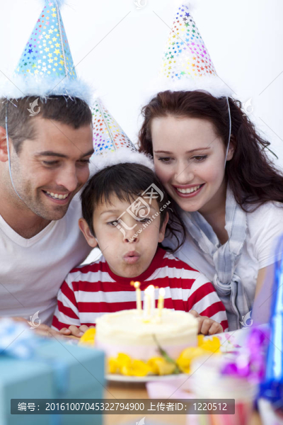 小男孩和他的父母一起慶祝生日
