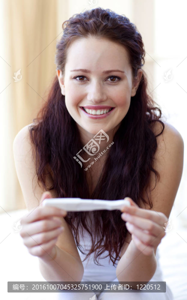 微笑的女人抱著懷孕測試