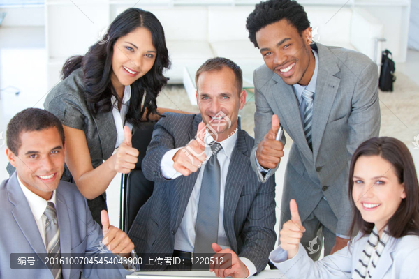 在辦公室里豎起大拇指的商務(wù)團(tuán)隊