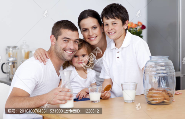 幸福家庭吃饼干喝牛奶