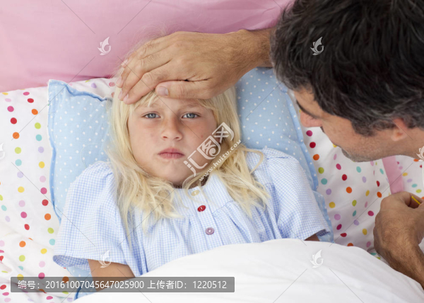 父親在床上給女兒量體溫