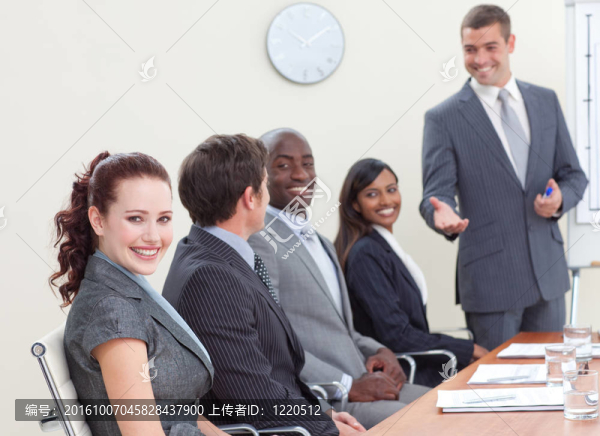 商務(wù)人士開會聽同事