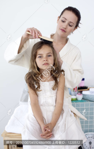 母親梳理女兒的頭發(fā)
