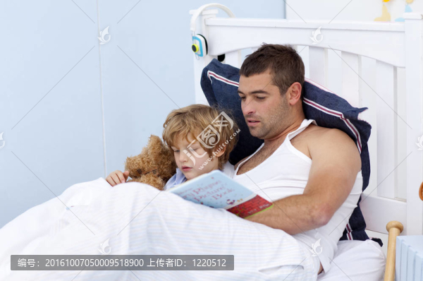 父親和兒子在床上看書