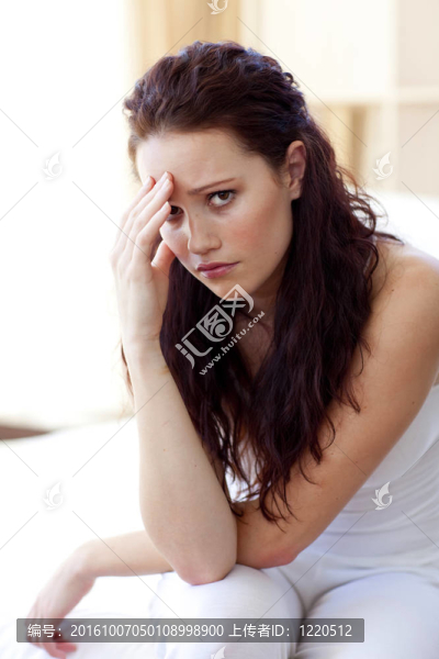 躺在床上頭痛的美女