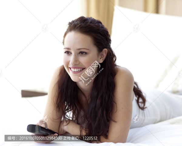 美女在臥室看電視