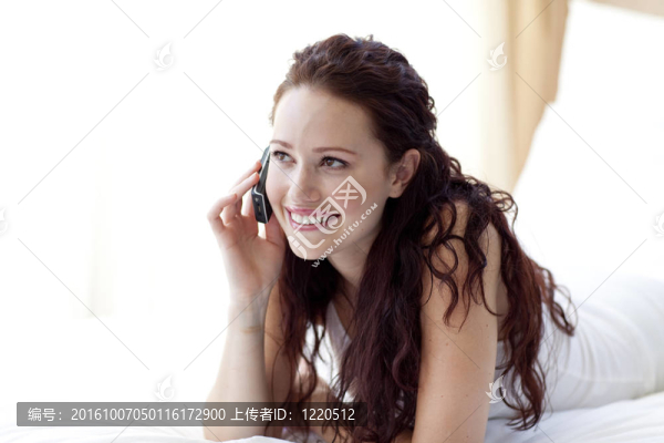 躺在床上說話的美女