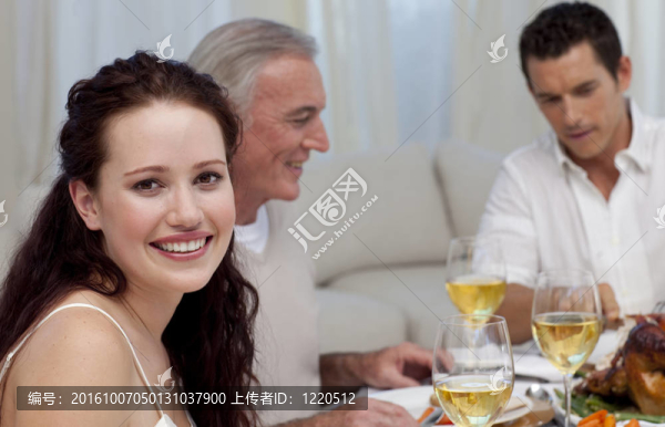 與家人一起慶祝圣誕晚餐的婦女