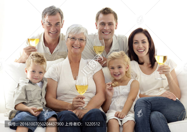 家庭飲酒和孩子吃餅干肖像