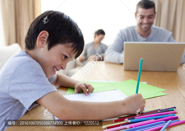 男孩畫畫和父母在家工作