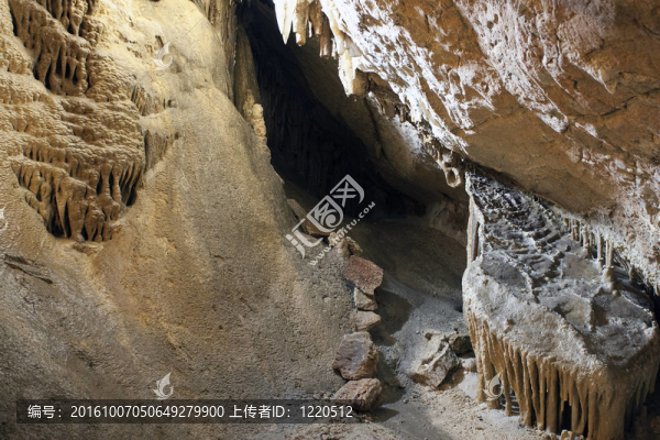在山洞里