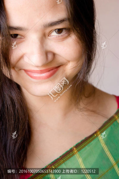 害羞美麗的印度女人