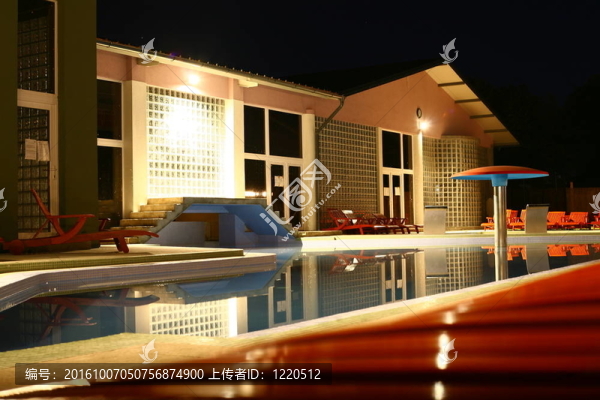 夜間游泳池