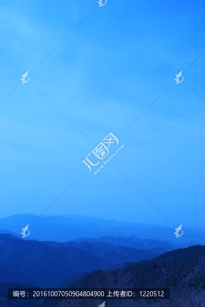 霧霧籠罩的山脈