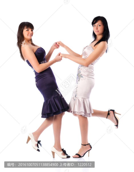 兩個年輕婦女手牽手