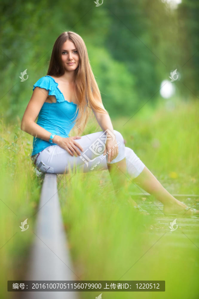 年輕女子在戶外