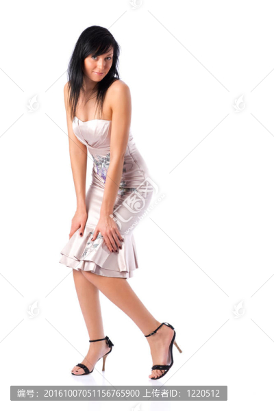 穿銀色連衣裙的年輕女子