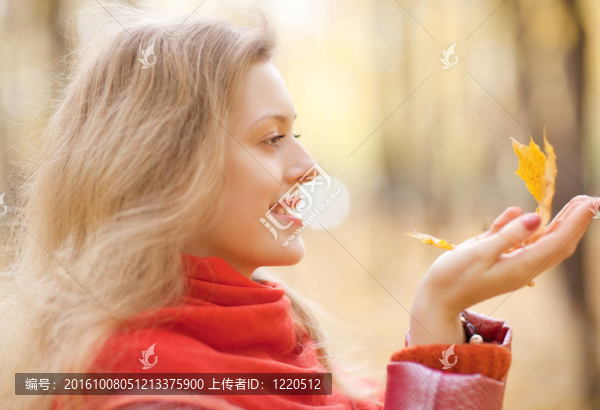 年輕女子微笑