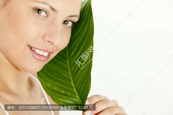 抱著葉子的年輕女人的肖像