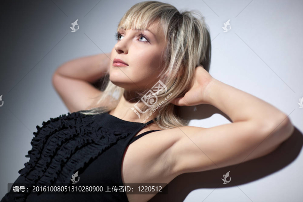 站在墻上的年輕女人肖像