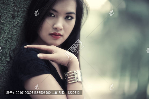森林肖像中的年輕女人