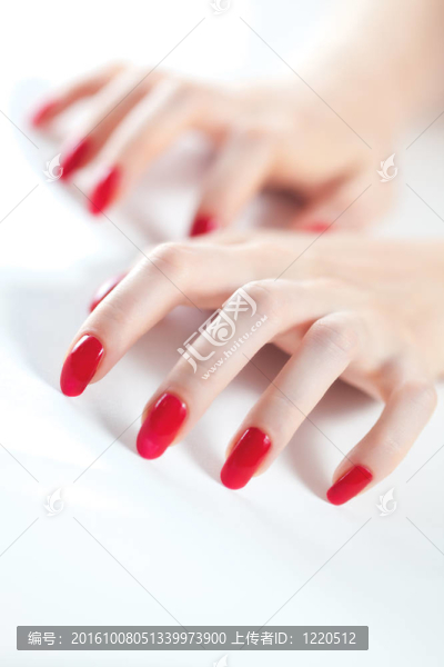 年輕女人的手