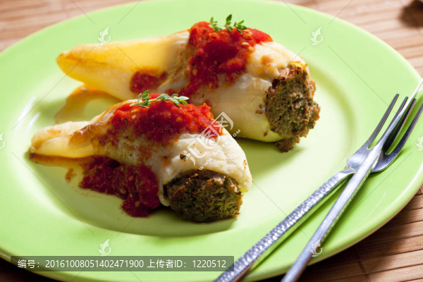 充滿煙熏肉的辣椒和芹菜汁